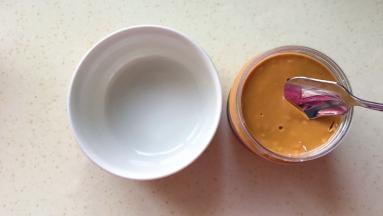 开始调酱汁：首先两勺花生酱