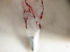 裱花袋装好裱花嘴，用牙签沾色素在边沿抹几条。裱花嘴是三能的六齿裱花嘴。