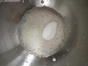 蛋清分三次加入细砂糖打发。