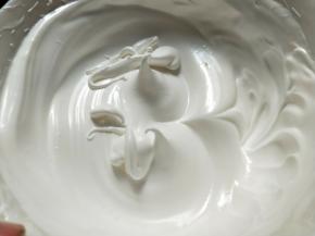 打好的蛋清是细腻有光泽的。