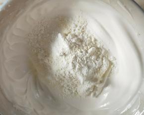 加入奶粉和玉米淀粉快速翻拌均匀。