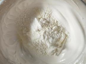 加入奶粉和玉米淀粉快速翻拌均匀。