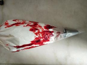 将打好的蛋白霜装入裱花袋。