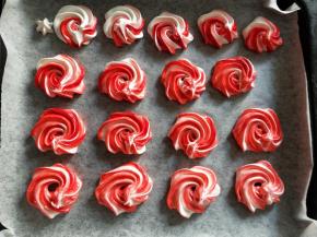 在垫有油纸的烤盘挤出花纹，撒上少许彩珠糖。