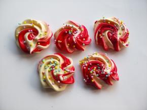 入烤箱90度烘烤1小时。烤好的蛋白糖很容易从油纸上取下来，立刻放入容器密封备用。