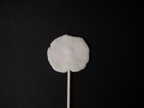 取少许干佩斯擀成圆形，插上纸棒。干佩斯两边抹一点点水。