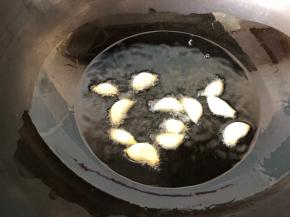 锅中放油，凉油放入大蒜小火炸出蒜香味