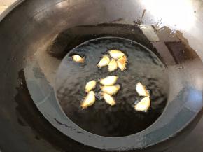 大蒜炸至金黄色捞出