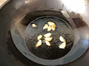 大蒜炸至金黄色捞出