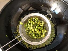 炸至外皮变皱，捞出