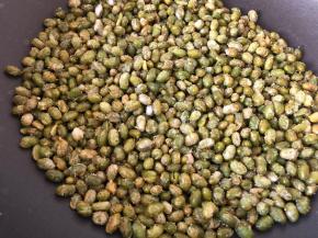 将调料与青豆炒匀即可