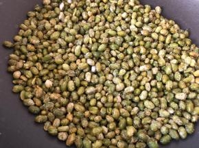 将调料与青豆炒匀即可