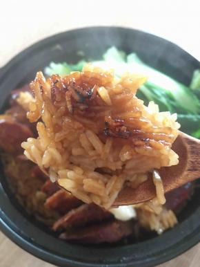 香喷喷的煲仔饭做好了！我最喜欢吃煲仔饭的锅巴了！另外记得砂锅使用后请不要把它立即置于寒冷、坚硬的环境，如湿地、冰箱，大理石瓷砖等等，可以放在厚干毛巾，厚纸板，隔热垫上。