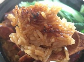 香喷喷的煲仔饭做好了！我最喜欢吃煲仔饭的锅巴了！另外记得砂锅使用后请不要把它立即置于寒冷、坚硬的环境，如湿地、冰箱，大理石瓷砖等等，可以放在厚干毛巾，厚纸板，隔热垫上。