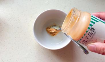 加入两勺千岛酱搅拌均匀