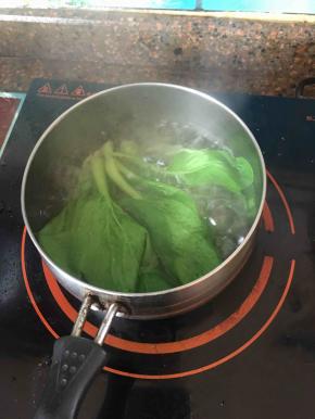 洗净的青菜焯水捞出备用。。