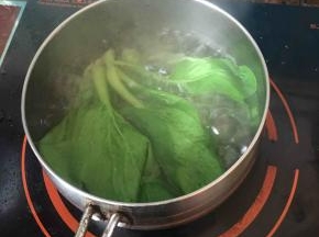 洗净的青菜焯水捞出备用。。