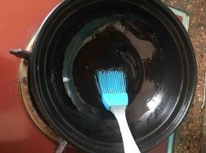 洗净的日式浅锅刷一层油。