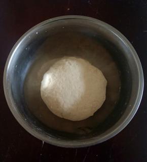 合成团，盖上湿布松弛30分钟。