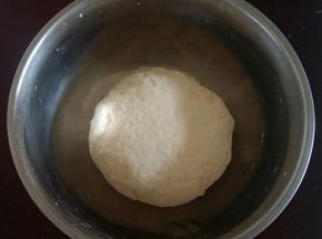 合成团，盖上湿布松弛30分钟。