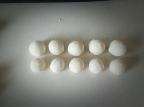 分成30克、20克一份，搓圆。