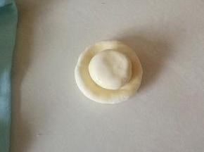 放入小的面团，包上，形成个窝窝。