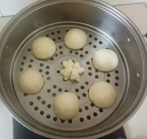放入蒸锅，发酵至两倍大。