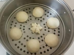 放入蒸锅，发酵至两倍大。