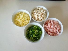 四种菜全部切成丁。