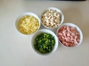 四种菜全部切成丁。