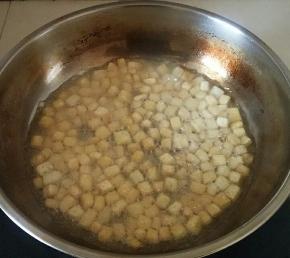 锅中倒油，放入豆腐煎至金黄盛出。