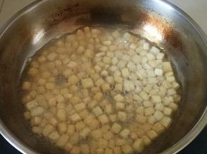 锅中倒油，放入豆腐煎至金黄盛出。