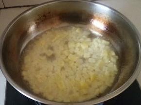 再放土豆煎至金黄盛出