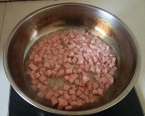 下肉肠，煎至金黄。