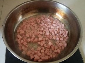 下肉肠，煎至金黄。