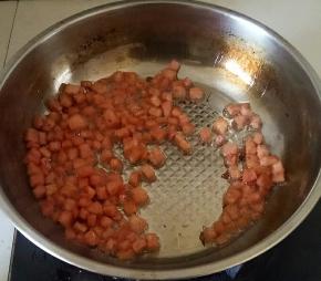 倒出多余的油