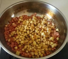 下豆腐，土豆炒匀，加盐，鲜鸡粉，鲜味汁调味(可按个人的口味调整。
