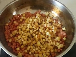 下豆腐，土豆炒匀，加盐，鲜鸡粉，鲜味汁调味(可按个人的口味调整。