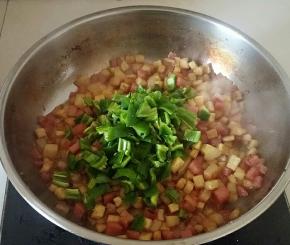最后再加入青椒炒匀即可。