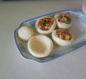 把小的面团取出，填上炒好的菜即可。