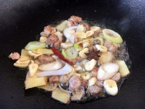 放入葱姜蒜、干辣椒煸炒出香味。