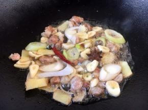 放入葱姜蒜、干辣椒煸炒出香味。
