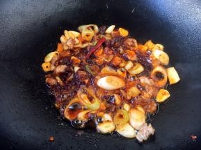放入1勺的郫县豆瓣酱，炒出红油。