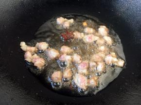 热锅凉油放入五花肉和八角煸炒，五花肉煸炒出油就可以了。