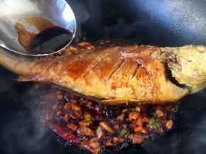 放入1勺的酱油。