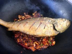 放入煎好的大黄鱼。