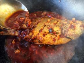 放入与食材齐平的水，大火煮开，大火炖煮期间用勺捞起汤汁浇到鱼身上，这个动作多重复几次，以便于鱼入味更快。 这时添加少许盐调味。 为防止粘锅，必要时用双手拿住锅柄，离火并转圈晃动锅。 炖约5或者6分钟后汤汁变得浓厚即可。