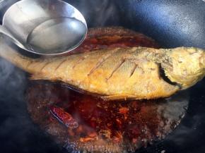 烹入1勺的料酒（白酒）。