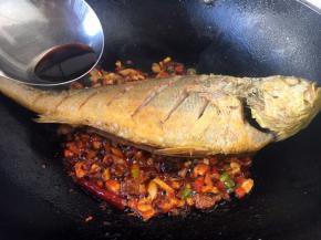 淋入1勺的锅沿醋，迅速盖上锅盖儿，焖20秒。