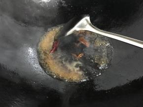 锅里留少许油，放入老姜、生抽、老抽和茴香八角。